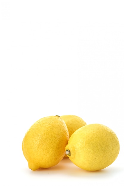 Tres limones aislados sobre fondo blanco