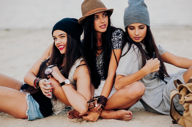 três lindas garotas na praia