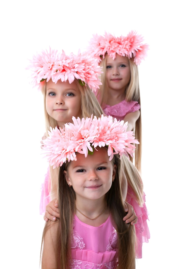 Foto três lindas meninas com coroas cor-de-rosa