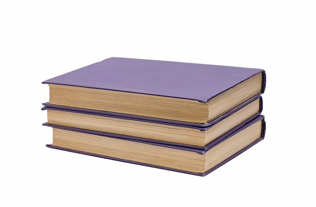 Três livros em uma capa roxa isolada em um fundo branco