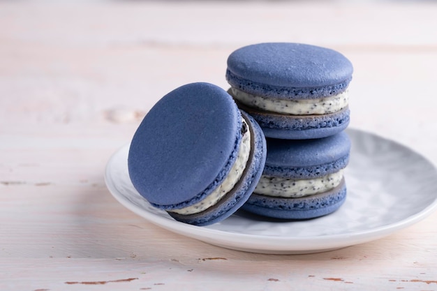 Tres macarons azules sobre un fondo claro