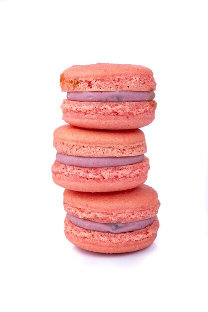 Foto tres macarons de bayas apilados aislados sobre fondo blanco