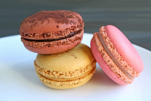 Três Macarons coloridos isolados no branco e preto