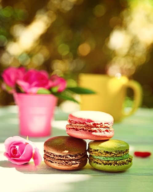 Tres macarrones de almendras multicolores