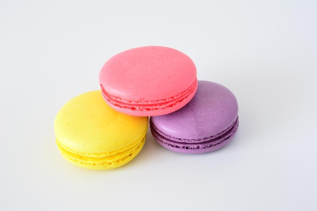 tres macarrones coloridos con una macro de fondo blanco