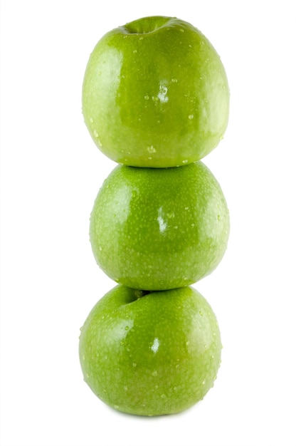 Três maçãs verdes em um fundo branco