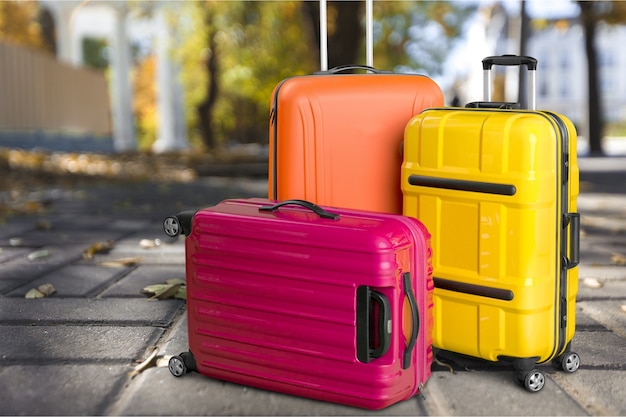 Três malas coloridas, conceito de viagem