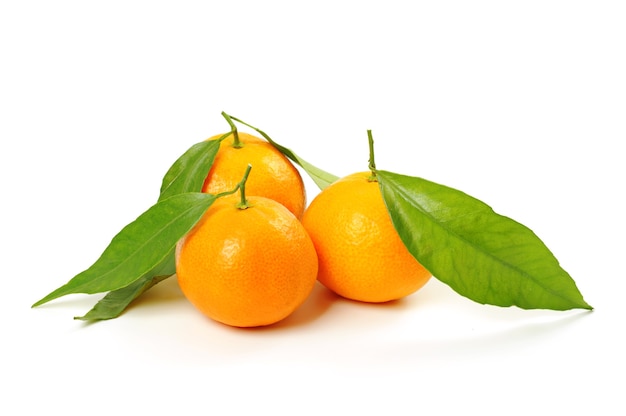 Tres mandarinas maduras (mandarina) con hoja verde aislado en blanco