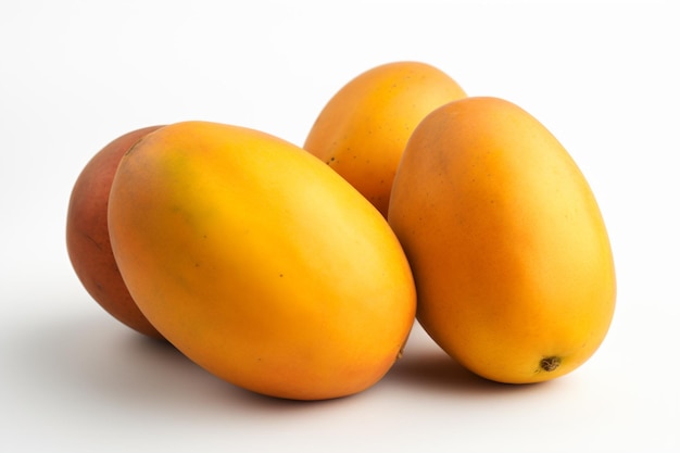 tres mangos están sentados sobre una superficie blanca