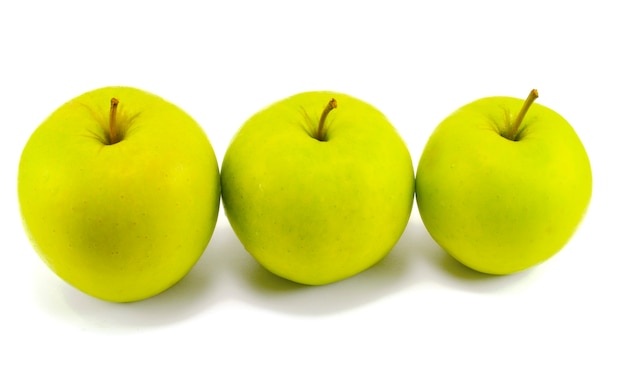 Tres manzanas frescas sobre fondo blanco