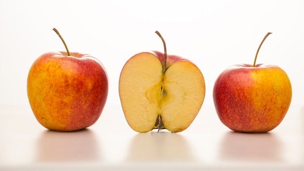 Tres manzanas maduras aislado en blanco