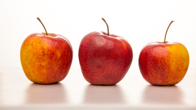 Tres manzanas maduras aislado sobre fondo blanco.