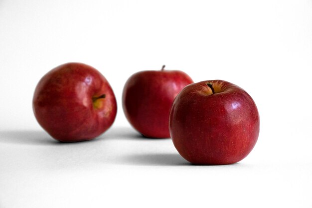 tres manzanas rojas