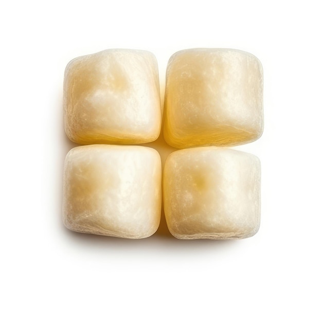 Três marshmallows amarelos estão sobre um fundo branco.