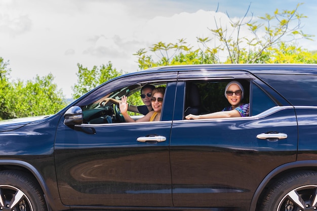 Três melhores amigos gostando de viajar no carro em uma viagem