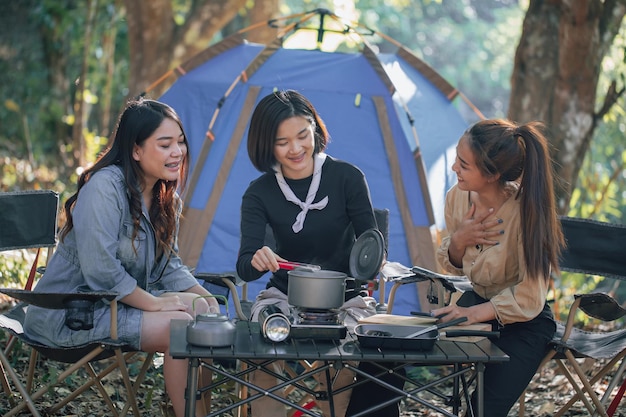 Três melhores amigos vão acampar na floresta