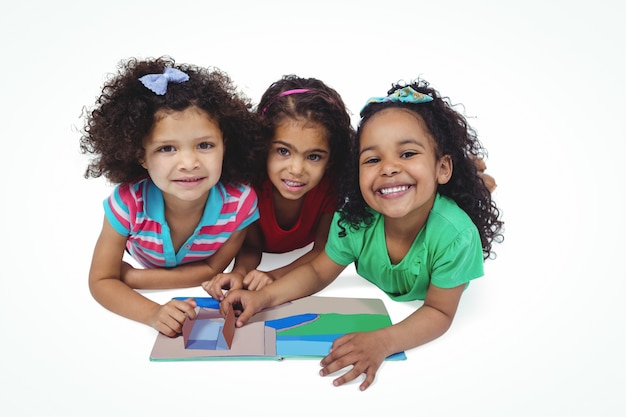 Foto três meninas com um pequeno livro