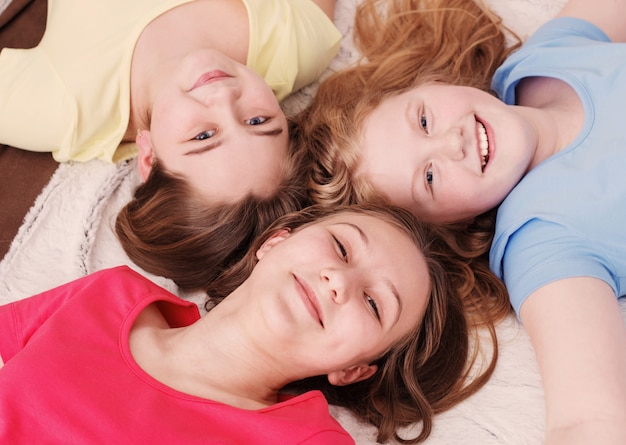 Três meninas felizes em casa