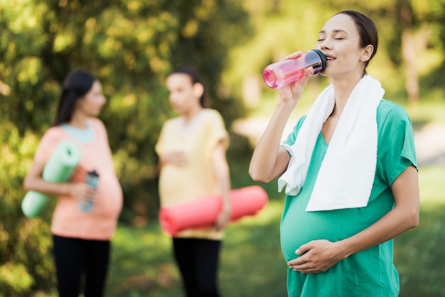 Três meninas grávidas vieram ao parque em fitness.