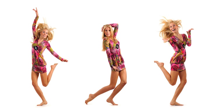 Foto tres modelos de mujeres hermosas rubias jóvenes aisladas en vestido rosa con patrón oriental saltando y bailando sobre fondo blanco en estudio fotográfico. concepto de estilo de vida de belleza y moda