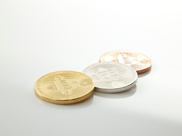 Três moedas de Bitcoins em branco