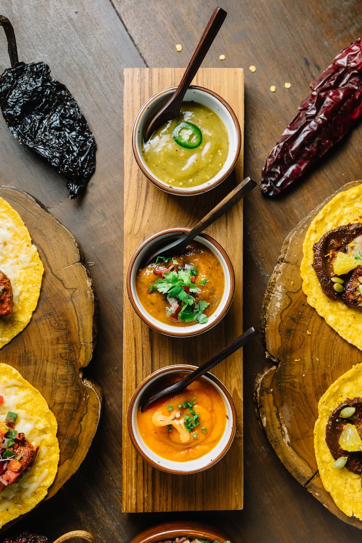 Foto três molhos diferentes para tacos.