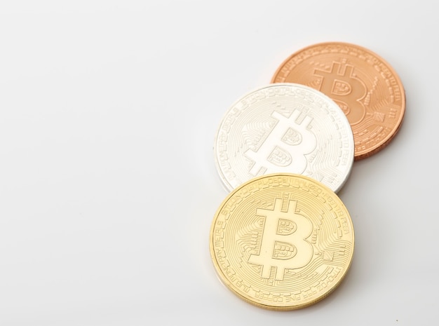 Tres monedas de Bitcoins en blanco