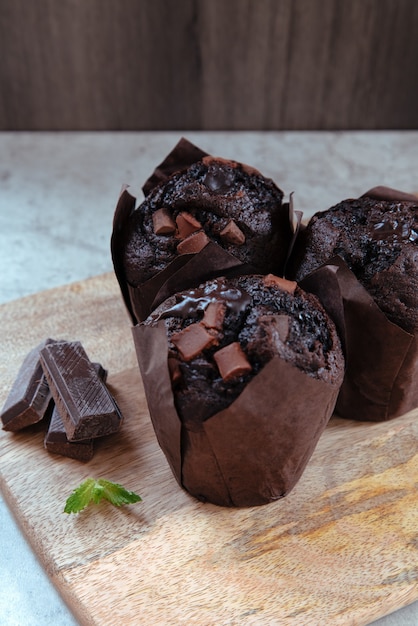 Três muffins feitos na hora com gotas de chocolate por cima