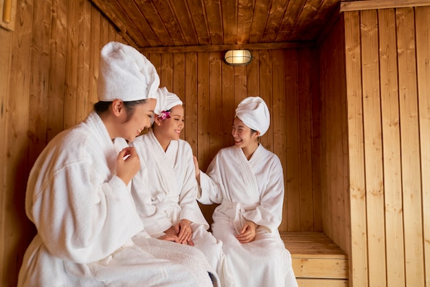 Tres mujeres asiáticas en sauna