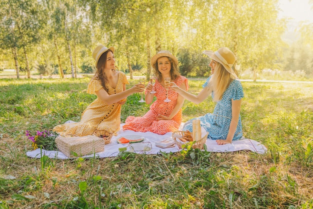 Tres mujeres bonitas en un picnic en la naturaleza