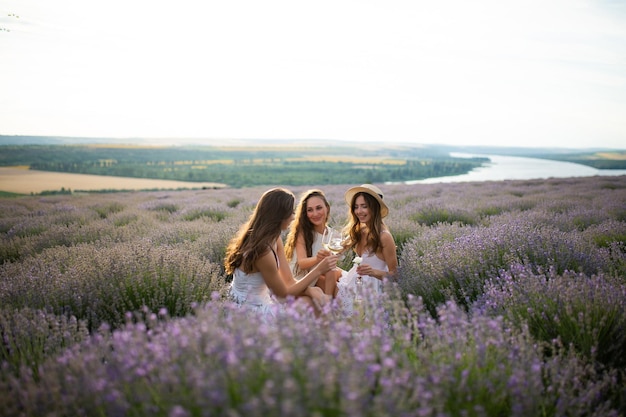 Tres mujeres en un campo de lavanda