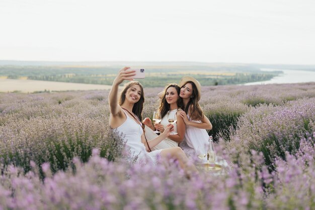 Tres mujeres en un campo de lavanda