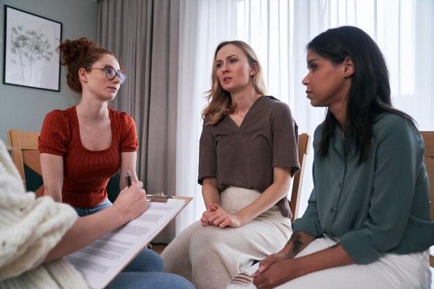 Foto tres mujeres caucásicas que visitan a un psicoterapeuta