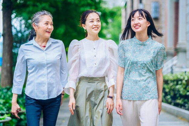 Tres mujeres de diferentes generaciones.