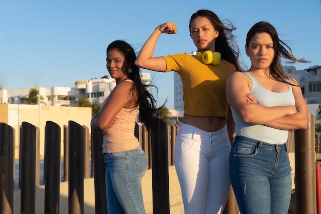 Foto tres mujeres están posando en el concepto de feminidad de la ciudad de la calle