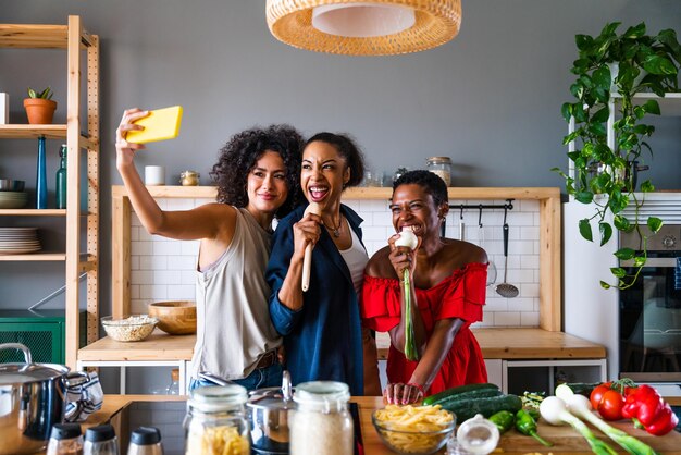 Tres mujeres hispanas y negras de raza mixta que se unen en casa