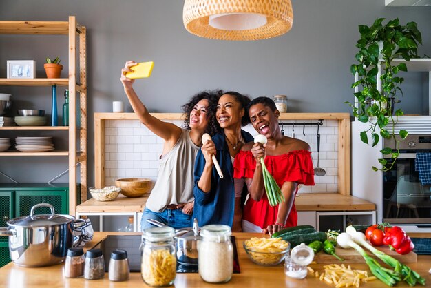 Tres mujeres hispanas y negras de raza mixta que se unen en casa