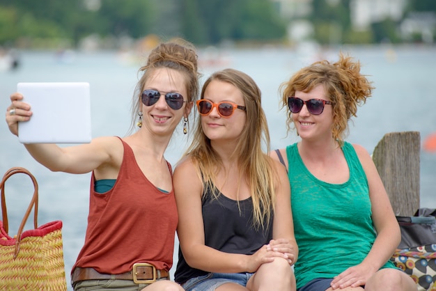 Tres mujeres jóvenes hacen turismo