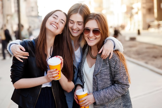 Tres mujeres jóvenes sonriendo