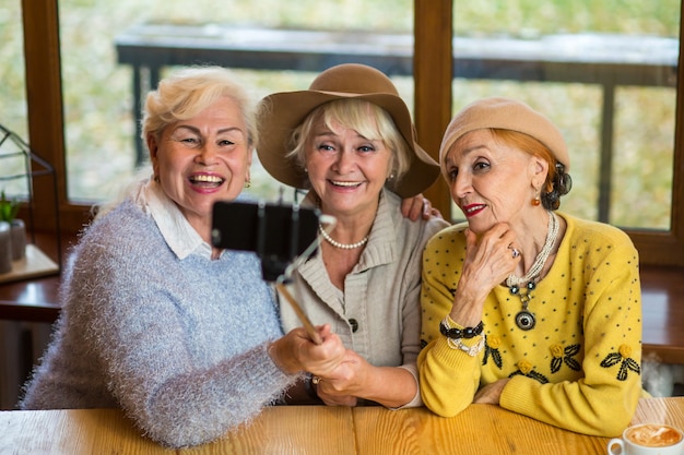 Tres mujeres con palo selfie