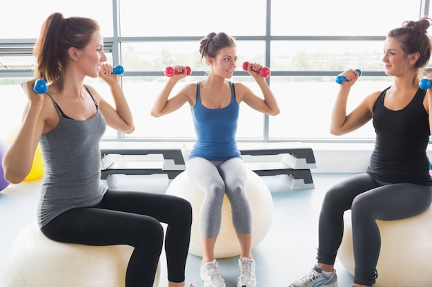 Tres mujeres en pelotas de ejercicio