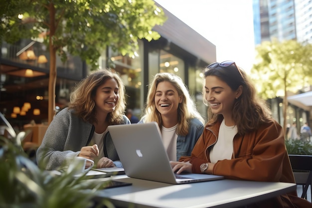 Tres mujeres sentadas en una mesa con una laptop