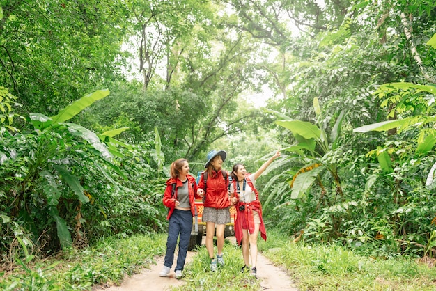 Três mulher asiática, caminhadas na floresta de férias