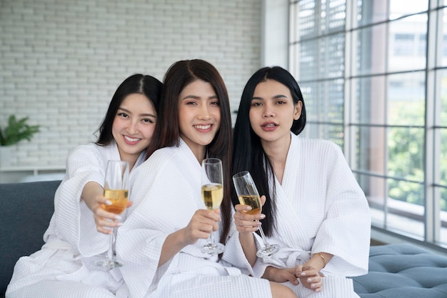 três mulheres asiáticas