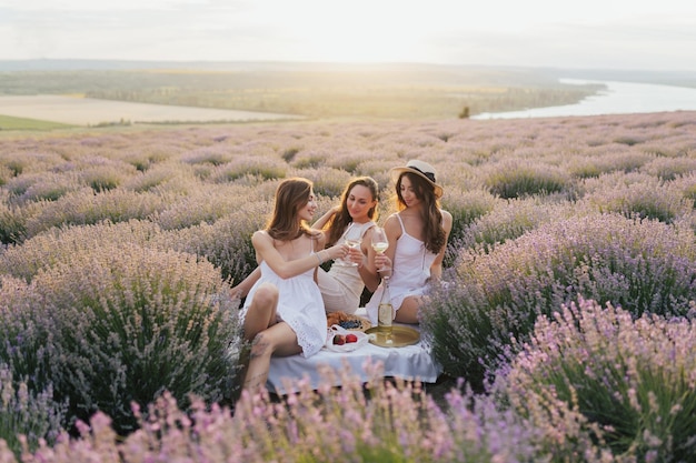 Três mulheres em um campo de lavanda