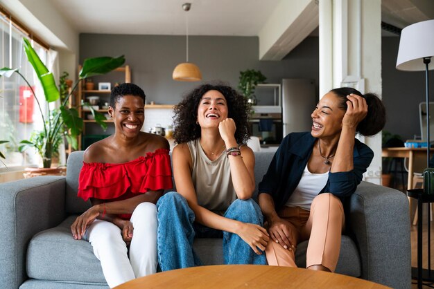 Foto três mulheres hispânicas e negras mestiças se unindo em casa