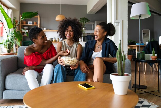 Foto três mulheres hispânicas e negras mestiças se unindo em casa