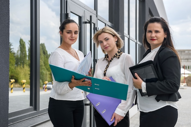 Três mulheres no trabalho em equipe