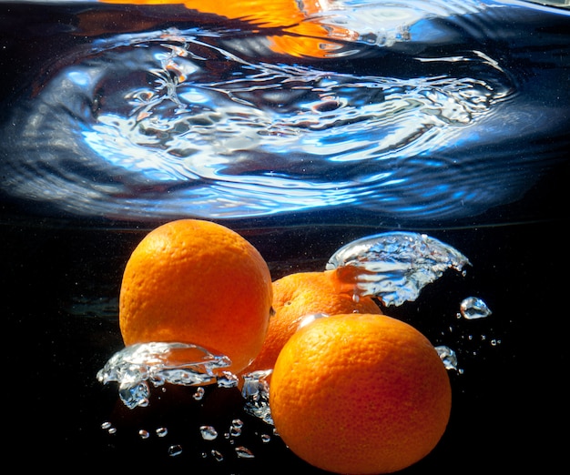 Tres naranjas en agua