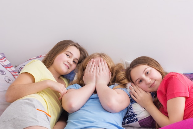 Tres niñas felices en casa